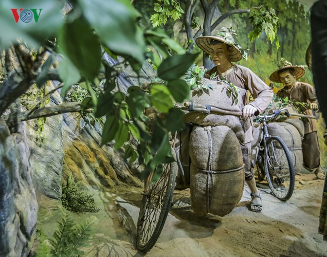 Những chiếc xe đạp mỏng manh do chính người Pháp sản xuất đều được gia cố lại.