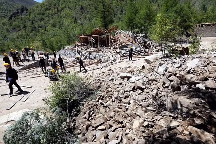 Các nhà báo và các quan chức Triều Tiên đến xem hiện trường đường hầm thứ 2 và chốt quan sát sau khi bị phá bỏ.