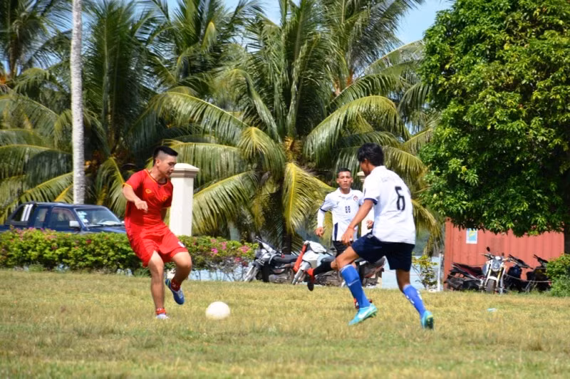 Giao hữu bóng đá giữa Hải quân Việt Nam và Hải quân Campuchia.