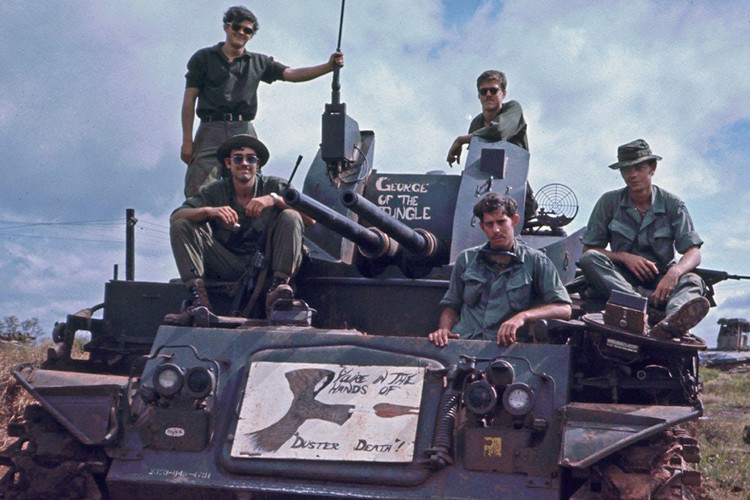 Thực tế chiến trường cho thấy M42 Duster chủ yếu đảm nhiệm vai trò hạ nòng bắn yểm trợ hỏa lực cho bộ binh, hơn là vai trò phòng không ban đầu của mình. Nguồn ảnh: Reddit.