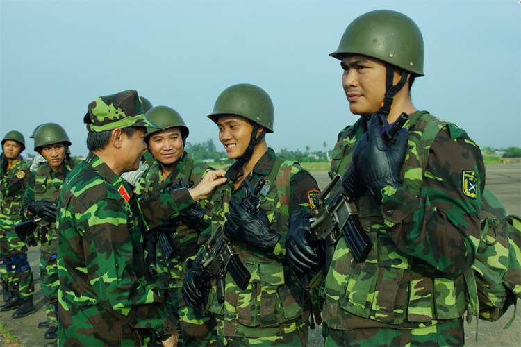 Thiếu tướng Lê Bửu Tuấn, Phó Tư lệnh – Tham mưu trưởng Quân khu 7 động viên trước giờ vào luyện tập.