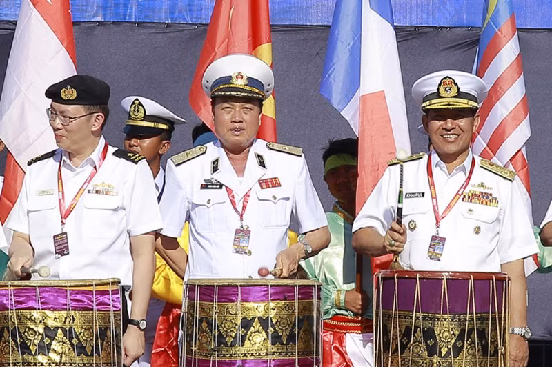 Tham gia MNEK 2018 có lực lượng hải quân của 37 nước bao gồm các nước trong và ngoài khu vực. Trong khuôn khổ MNEK 2018, đoàn công tác của Hải quân Việt Nam đã tích cực tham gia các hoạt động diễn tập tại bến, diễn tập thực binh trên biển, tham gia chương trình y tế cộng đồng và công binh dân sự, giao lưu thể thao, biểu diễn văn nghệ và thi ẩm thực. Hình ảnh Chuẩn Đô đốc Phạm Xuân Điệp, Phó Tư lệnh Hải quân Việt Nam (người đứng giữa) cùng các đại biểu đánh trống Gendang khai mạc Diễn tập MNEK 2018.