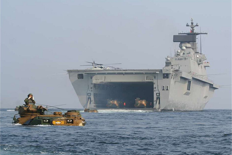 Giống như lớp Wasp của Hải quân Mỹ, các tàu Dokdo sẽ đóng vai trò xương sống cho lực lượng Thủy quân Lục chiến Hàn Quốc trong các chiến dịch đổ bộ hay tác chiến trên biển. Ngoài ra nó còn được sử dụng trong các hoạt động cứu trợ thảm họa hay gìn giữ hòa bình quốc tế. Nguồn ảnh: Wikipedia.