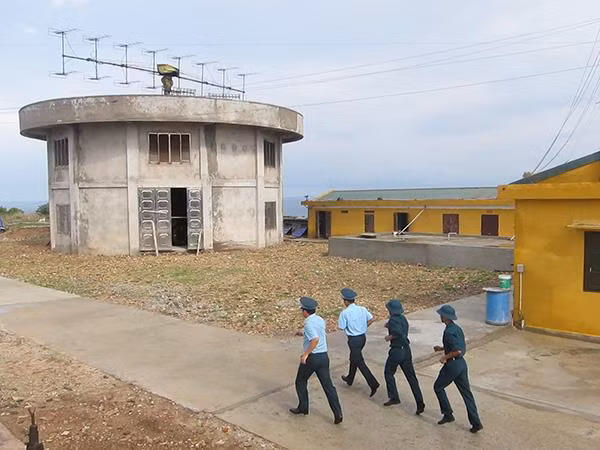 Với tinh thần tự lực, tự cường, đoàn kết quyết tâm cao, nhiều năm qua, Trạm Ra đa 27 luôn hoàn thành tốt nhiệm vụ được giao, không để sai, sót, lọt, chậm hoặc hoang báo xảy ra; góp phần cùng quân và dân trên đảo bảo vệ sự bình yên của biển, trời phía Đông Bắc của Tổ quốc. Ảnh: Báo động sẵn sàng chiến đấu ở Trạm Ra đa 2, Trung đoàn 295, Sư đoàn 363.