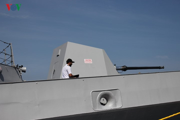 Hải pháo trên tàu khu trục INS Sahyadri.