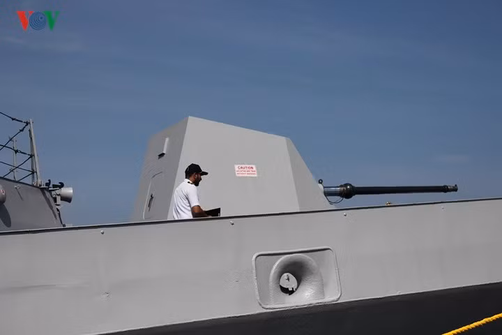 Hải pháo trên tàu khu trục INS Sahyadri.