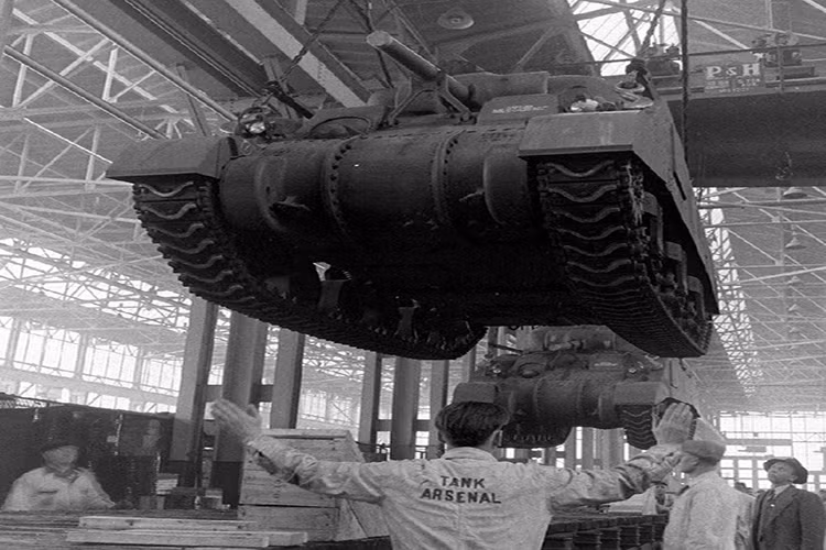 Phía Liên Xô cũng sản xuất được khoảng 100.000 xe tăng trong Chiến tranh Thế giới thứ 2 nhưng nước này chỉ sản xuất được khoảng 100.000 xe ô-tô bao gồm cả xe con và xe tải, phần lớn các đơn vị vận tải của Liên Xô trong cuộc chiến này đều sử dụng xe ô-tô tải do Mỹ viện trợ. Nguồn ảnh: Pinterest.