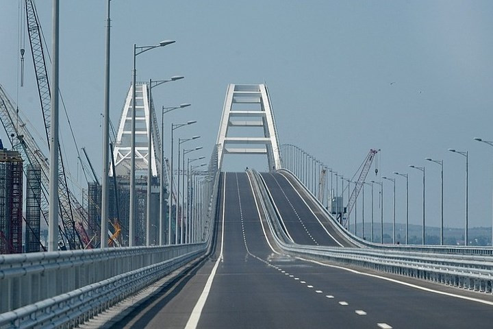 Trước đây, khi chưa có cầu này, việc đi lại và vận chuyển giữa bán đảo Crimea và đất liền Nga phụ thuộc nhiều vào phà. Ảnh: RT.