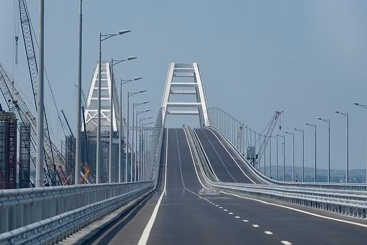 Trước đây, khi chưa có cầu này, việc đi lại và vận chuyển giữa bán đảo Crimea và đất liền Nga phụ thuộc nhiều vào phà. Ảnh: RT.