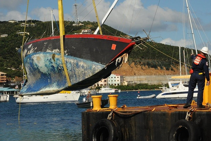 Giám sát việc nhấc thuyền khỏi mặt nước.