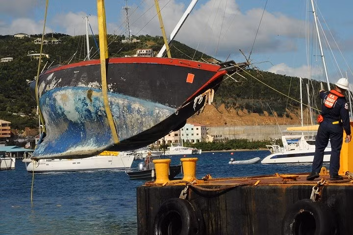 Giám sát việc nhấc thuyền khỏi mặt nước.