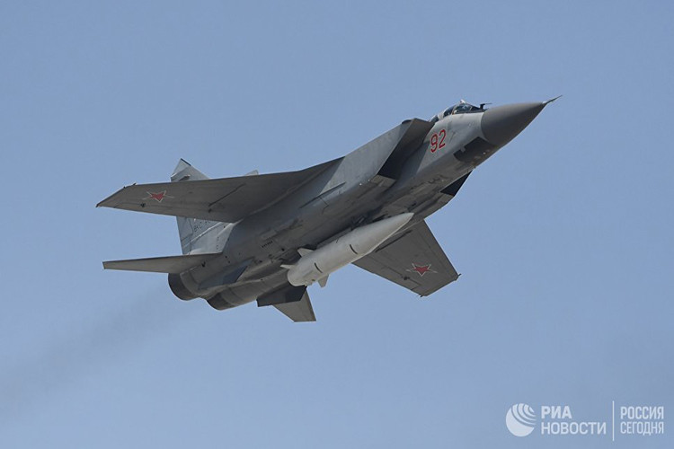 Điều khiến tên lửa “Kinzhal” trở nên đặc biệt trong mắt giới chuyên gia quân sự là việc nó được thiết kế để phóng từ máy bay tiêm kích đánh chặn siêu âm MiG-31, mẫu máy bay tiêm kích có tốc độ bay nhanh nhất từng được con người chế tạo. Nguồn ảnh: ria.ru.