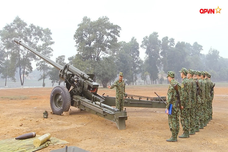 M46 130mm khi nhìn từ phía sau, ở đây do trong nhiệm vụ huấn luyện nên hai càng pháo không được chôn súng dưới đất. Nguồn ảnh: QPVN.