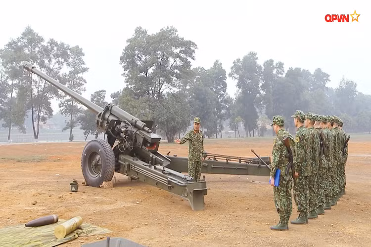 M46 130mm khi nhìn từ phía sau, ở đây do trong nhiệm vụ huấn luyện nên hai càng pháo không được chôn súng dưới đất. Nguồn ảnh: QPVN.