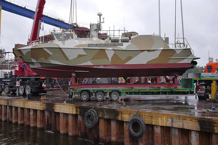 Theo nhà sản xuất Pella của Nga, tàu tuần tra Raptor có thể đảm nhận nhiệm vụ tuần tra ven biển, cửa sông nối ra biển; ngăn chặn cướp biển, chống tàu đánh bắt cá bất hợp pháp và bọn buôn lậu; vận chuyển các đơn vị thủy quân lục chiến và các lực lượng đặc nhiệm từ bờ ra tàu lớn hoặc từ tàu đổ bộ đến địa điểm tiến hành chiến dịch. Nguồn ảnh: airbase.ru.