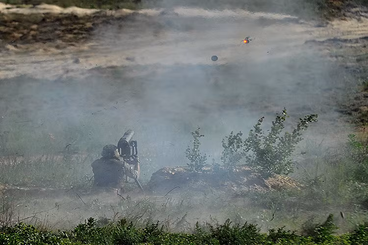 Trong đợt thử nghiệm này, Quân đội Ukraine còn bắn thử nghiệm tên lửa chống tăng dẫn đường nội địa Stugna-P (hoặc Skif) có thiết kế phóng cố định tương tự như các dòng tên lửa chống tăng của Nga và châu Âu hiện tại. Nguồn ảnh: censor.net.