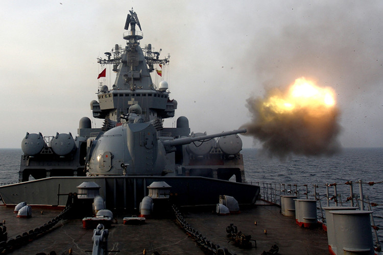 Tuần dương hạm Varyag là một trong những tàu chiến được trang bị hệ thống vũ khí lớn nhất cả Hải quân Nga, và chỉ một mình nó cũng có thể đương đầu với biên đội tàu sân bay của Mỹ với hệ thống vũ khí công thủ toàn diện. Nguồn ảnh: arms-expo.