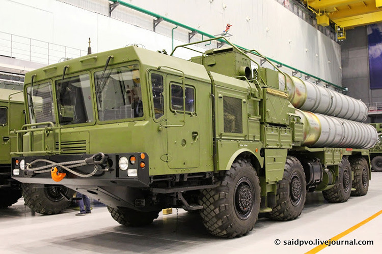 Sau khi các thành phần chiến đấu của S-400 được đưa tới điểm tập trung, các chuyên gia Nga sẽ tiến hành bàn giao tổ hợp S-400 hoàn chỉnh cho phía Trung Quốc. Quá trình này dự kiến sẽ kéo dài trong vòng hai tháng do phải lắp ráp lại các thành phần chiến đấu của S-400 trong quá trình vận chuyển tới Trung Quốc. Nguồn ảnh: Military Paritet.