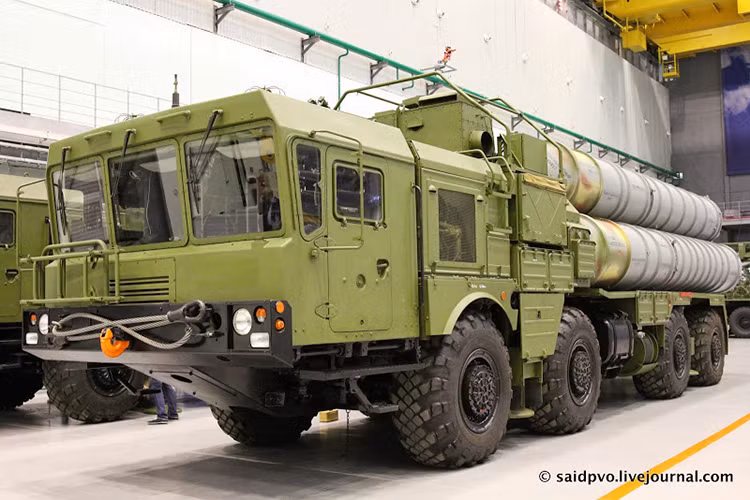 Sau khi các thành phần chiến đấu của S-400 được đưa tới điểm tập trung, các chuyên gia Nga sẽ tiến hành bàn giao tổ hợp S-400 hoàn chỉnh cho phía Trung Quốc. Quá trình này dự kiến sẽ kéo dài trong vòng hai tháng do phải lắp ráp lại các thành phần chiến đấu của S-400 trong quá trình vận chuyển tới Trung Quốc. Nguồn ảnh: Military Paritet.