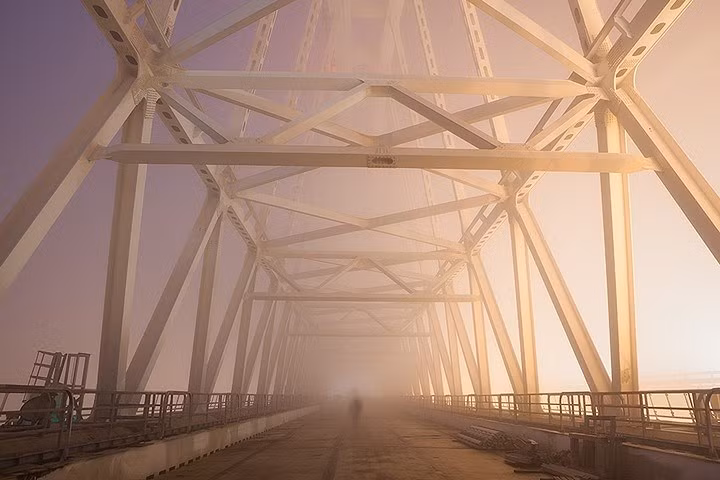 Tuyến đường sắt đi song song với đường bộ và vẫn đang được xây dựng. Dự kiến, tuyến đường sắt sẽ được khai trương vào năm 2019. Ảnh: RT.