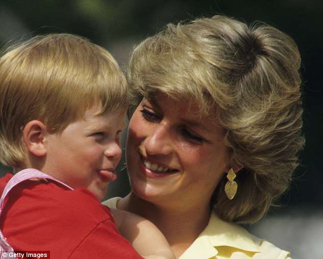 Công nương xứ Wales Diana cùng Hoàng tử Harry trong kỳ nghỉ ở Majorca, Tây Ban Nha ngày 10/8/1987. Ảnh: Getty.