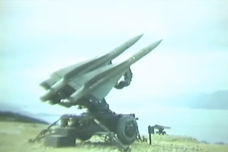 Hệ thống tên lửa MIM-23 Hawk bắt đầu phục vụ trong Quân đội Mỹ từ tháng 8/1960, nó được phát triển bởi hãng Raytheon và có khoảng 40.000 quả tên lửa Hawk đã được chế tạo trong suốt thế kỷ 20. Nguồn ảnh: WWIIPublicDomain.