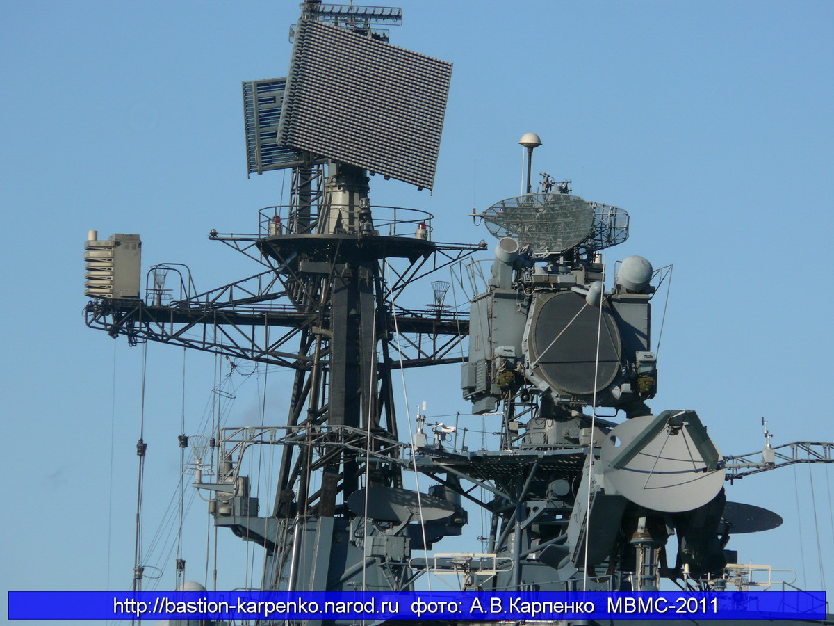 Trong anh là radar điều khiển hỏa lực 3R95 của 3K95 có khả năng dẫn đường cho 8 quả đạn tấn công đồng thời 4 mục tiêu trên không. Nguồn ảnh: Bastion-Kapenko.