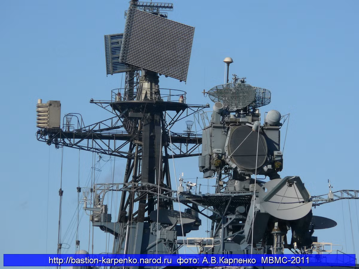 Trong anh là radar điều khiển hỏa lực 3R95 của 3K95 có khả năng dẫn đường cho 8 quả đạn tấn công đồng thời 4 mục tiêu trên không. Nguồn ảnh: Bastion-Kapenko.