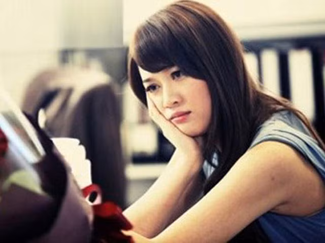 Thấy bạn trai và bạn cùng phòng thân thiết, tôi thấy vô cùng lo lắng. Ảnh minh họa