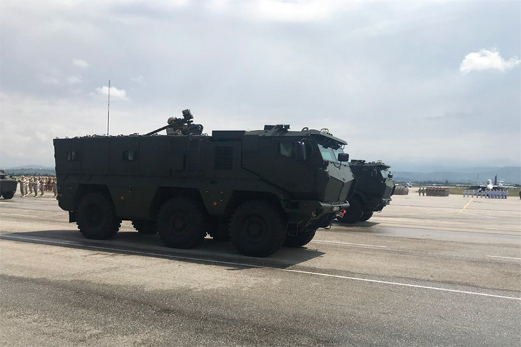 Máy bay chiến đấu: có thể thấy chỉ có 4 máy bay được kéo ra sân đỗ ở khu vực duyệt binh gồm 1 Su-34, 1 Su-35, 1 Su-30SM, 1 Su-25SM3, có lẽ ý đồ của các tướng lĩnh Nga ở Syria là mỗi loại máy bay chiến đấu ở Syria chỉ cần 1 chiếc đại diện. Nguồn ảnh: Bộ Quốc phòng Nga.