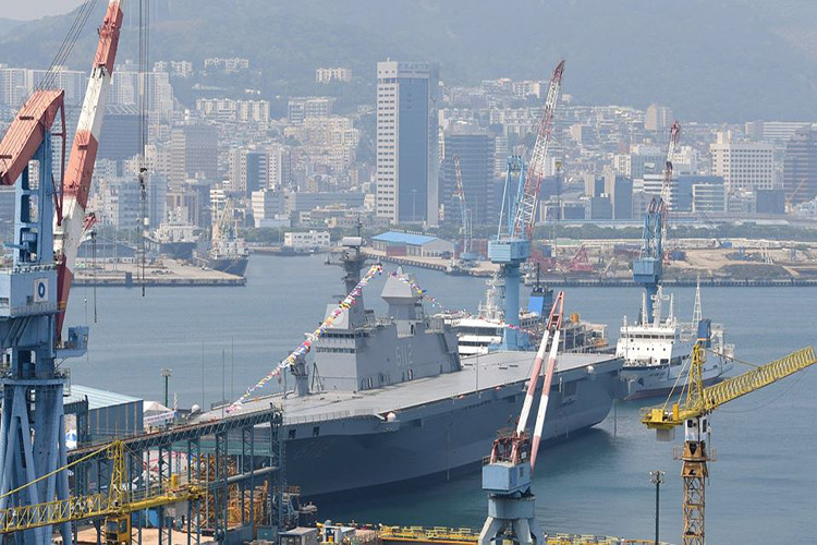 Được biết, lớp tàu đổ bộ tấn công Dokdo là một trong những lớp tàu đổ bộ lớn nhất thế giới hiện tại thậm chí nó gần như tương đương một tàu sân bay cỡ nhỏ. Ở châu Á hiện tại thì Hàn Quốc và Nhật Bản là hai quốc gia đi tiên phong trong việc đóng mới các lớp tàu đổ bộ kiểu này. Nguồn ảnh: Hải quân Hàn Quốc.