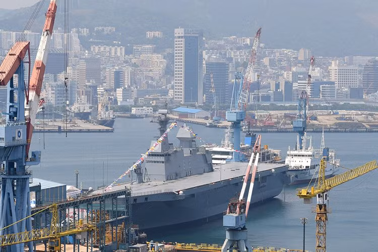 Được biết, lớp tàu đổ bộ tấn công Dokdo là một trong những lớp tàu đổ bộ lớn nhất thế giới hiện tại thậm chí nó gần như tương đương một tàu sân bay cỡ nhỏ. Ở châu Á hiện tại thì Hàn Quốc và Nhật Bản là hai quốc gia đi tiên phong trong việc đóng mới các lớp tàu đổ bộ kiểu này. Nguồn ảnh: Hải quân Hàn Quốc.