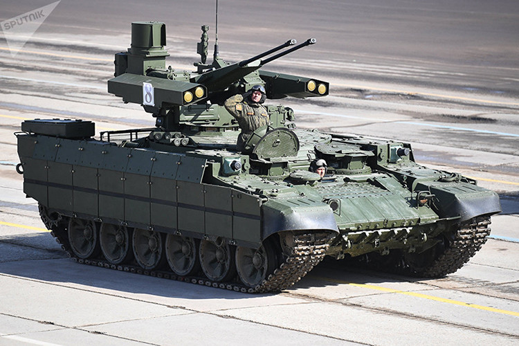 Cái tên tiếp theo lần đầu tiên xuất hiện trên Quảng trường Đỏ chính là xe chiến đấu hỗ trợ tăng BMPT-72 biệt danh “kẻ hủy diệt” của Quân đội Nga, đây là một trong những phương tiện chiến đấu bộ binh tiên tiến nhất thế giới hiện nay. Nguồn ảnh: Sputnik.