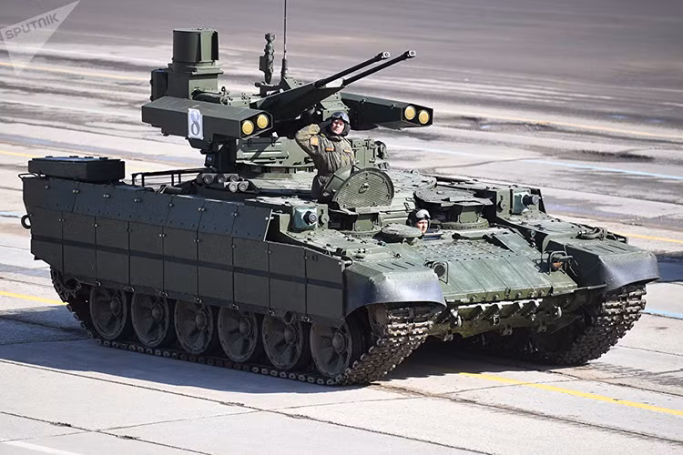 Cái tên tiếp theo lần đầu tiên xuất hiện trên Quảng trường Đỏ chính là xe chiến đấu hỗ trợ tăng BMPT-72 biệt danh “kẻ hủy diệt” của Quân đội Nga, đây là một trong những phương tiện chiến đấu bộ binh tiên tiến nhất thế giới hiện nay. Nguồn ảnh: Sputnik.