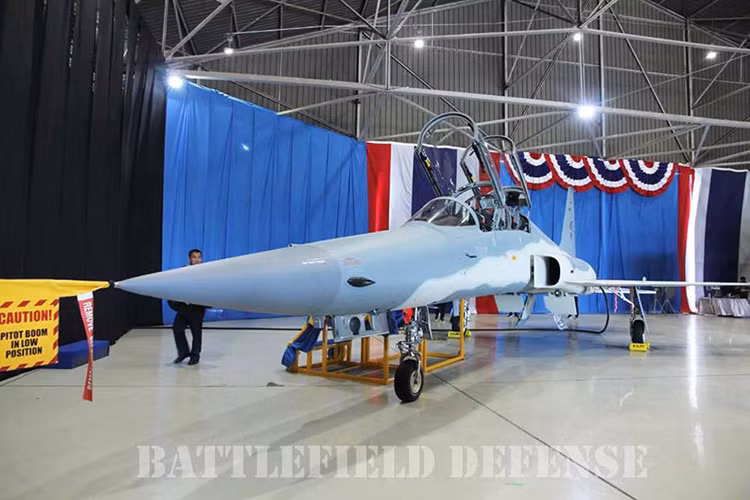Theo Defence-Blog, Không quân Hoàng gia Thái Lan đã tiếp nhận chiến đấu cơ F-5ST Super Tiger đầu tiên trong lô 14 chiếc mà nước này đang có kế hoạch nâng cấp, các tính năng kỹ chiến thuật của F-5ST được đánh giá vượt trội hơn cả các dòng chiến đấu cơ hiện đại nhất của Thái Lan hiện nay. Nguồn ảnh: Sompong Nondhasa.