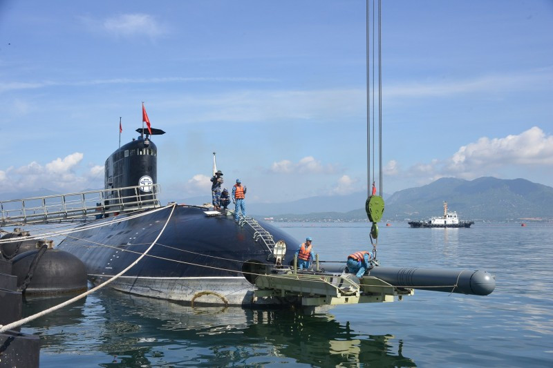 Cán bộ, chiến sĩ Hải quân có nhiều nỗ lực, sáng tạo để khai thác, làm chủ vũ khí trang bị kỹ thuật (VKTBKT) sớm đưa VKTBKT hiện đại vào khai thác, phục vụ nhiệm vụ SSCĐ. Cẩu lắp tên lửa phục vụ huấn luyện SSCĐ ở Lữ đoàn Tàu ngầm 189. Ảnh: Trọng Thiết