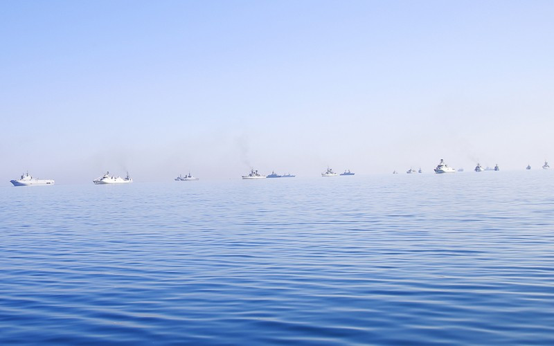 Các tàu vận động tham gia diễn tập thực binh.