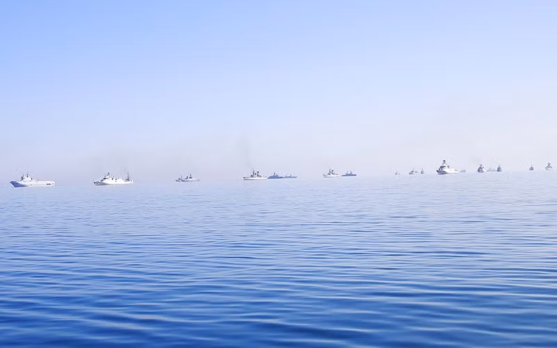 Các tàu vận động tham gia diễn tập thực binh.