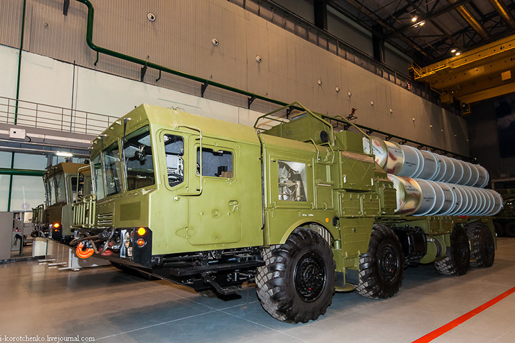 Hãng thông tấn TASS dẫn lời một nguồn tin quân sự giấu tên cho biết, Nga đã hoàn tất việc chuyển giao trung đoàn tên lửa S-400 đầu tiên cho Trung Quốc khi đợt tàu vận tải thứ ba chở theo các thành phần chiến đấu cuối cùng tổ hợp phòng không trên đến Trung Quốc. Và cũng theo nguồn tin này Quân đội Trung Quốc sẽ đưa trung đoàn tên lửa S-400 vào biên chế ngay trong năm này. Nguồn ảnh: Military Paritet.