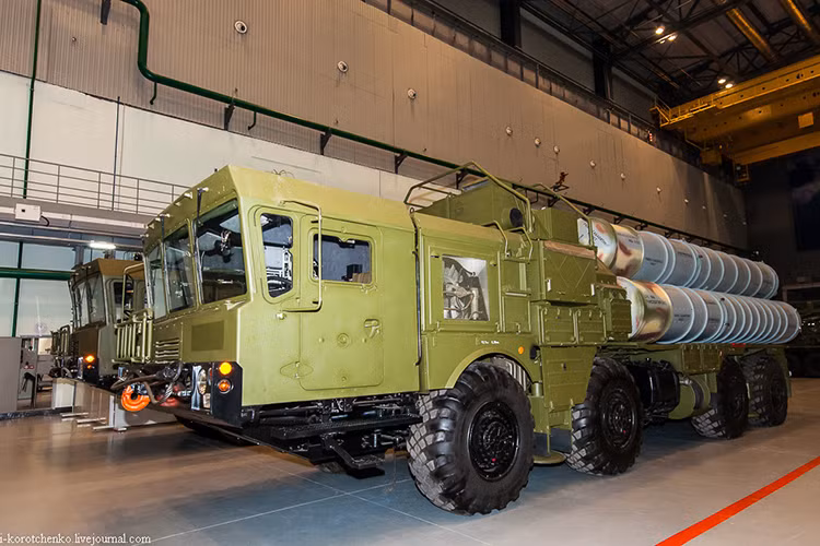 Hãng thông tấn TASS dẫn lời một nguồn tin quân sự giấu tên cho biết, Nga đã hoàn tất việc chuyển giao trung đoàn tên lửa S-400 đầu tiên cho Trung Quốc khi đợt tàu vận tải thứ ba chở theo các thành phần chiến đấu cuối cùng tổ hợp phòng không trên đến Trung Quốc. Và cũng theo nguồn tin này Quân đội Trung Quốc sẽ đưa trung đoàn tên lửa S-400 vào biên chế ngay trong năm này. Nguồn ảnh: Military Paritet.