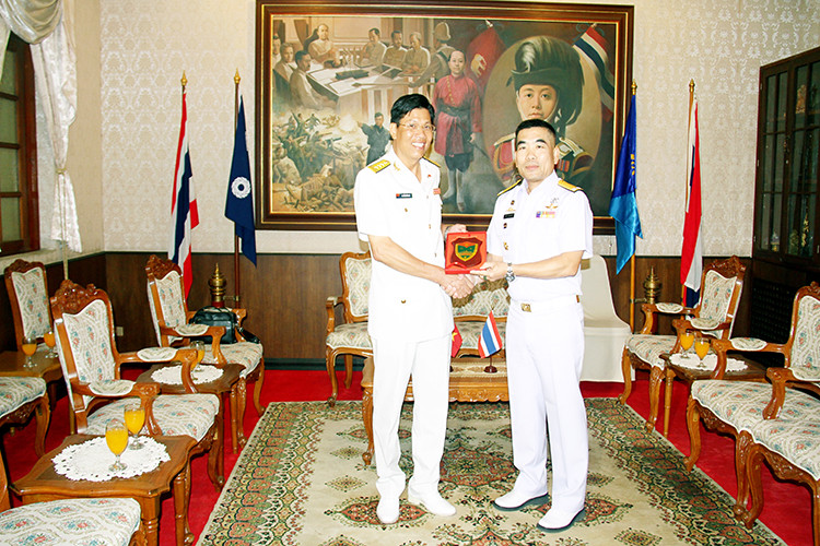 Đại tá Nguyễn Đức Nam trao quà lưu niệm cho Căn cứ Sattahip