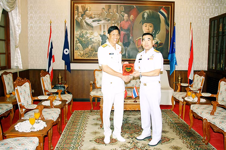 Đại tá Nguyễn Đức Nam trao quà lưu niệm cho Căn cứ Sattahip