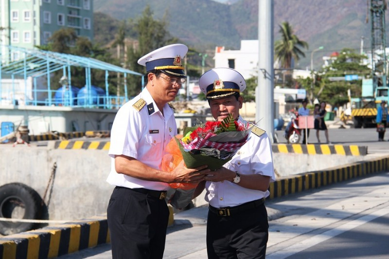 Chuẩn Đô đốc Phạm Văn Luyện, Bí thư Đảng ủy, Chính ủy Học viện Hải quân chúc mừng đoàn công tác.