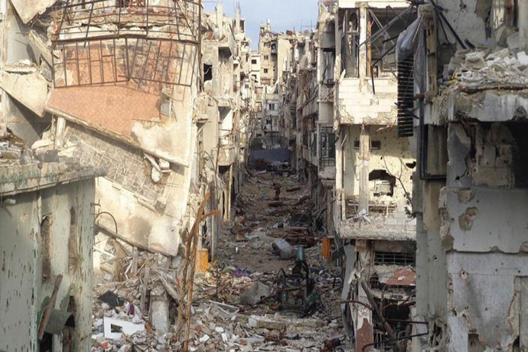 Theo nhiều nguồn tin, Trung tâm hòa giải dân tộc Syria của Nga đã đứng sau việc ngừng bắn tạm thời trong trại tị nạn Yarmouk vì nhân đạo để trao đổi tù binh hoặc thi thể những người đã thiệt mạng trong các cuộc giao tranh. Quân đội Syria cũng có thể cho phép thường dân, trong đó có các thành viên gia đình của các tay súng IS, di tản khỏi các quận chiến sự ngoại ô miền nam Damascus. Ảnh: Middle East Eye.