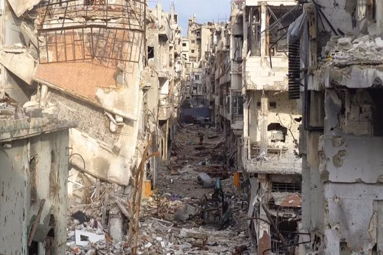 Theo nhiều nguồn tin, Trung tâm hòa giải dân tộc Syria của Nga đã đứng sau việc ngừng bắn tạm thời trong trại tị nạn Yarmouk vì nhân đạo để trao đổi tù binh hoặc thi thể những người đã thiệt mạng trong các cuộc giao tranh. Quân đội Syria cũng có thể cho phép thường dân, trong đó có các thành viên gia đình của các tay súng IS, di tản khỏi các quận chiến sự ngoại ô miền nam Damascus. Ảnh: Middle East Eye.