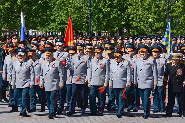 Năm 1966, vào dịp kỷ niệm 25 năm ngày đánh tan đội quân Đức quốc xã bao vây Moscow năm 1941, hài cốt của một chiến sĩ Hồng quân (không rõ danh tính) hi sinh khi tham gia trận chiến này được đưa về chôn cất dưới chân tường thành Kremlin. Nguồn ảnh: Bộ Quốc phòng Nga.