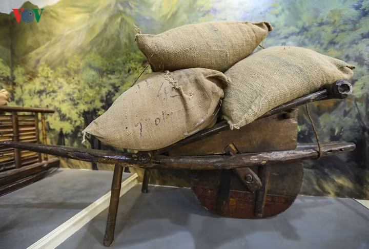 Xe cút kít do ông Trịnh Đình Bầm, dân công xã Định Liên, huyện Yên Định, tỉnh Thanh Hóa tự tay đóng phục vụ chở gạo cho chiến dịch Điện Biên Phủ. Trong ba mảnh ghép nên xe, có một mảnh được lấy từ bàn thờ cúng tổ tiên của gia đình. Số lượng xe cút kít huy động trong chiến dịch là hơn 7.000 xe.