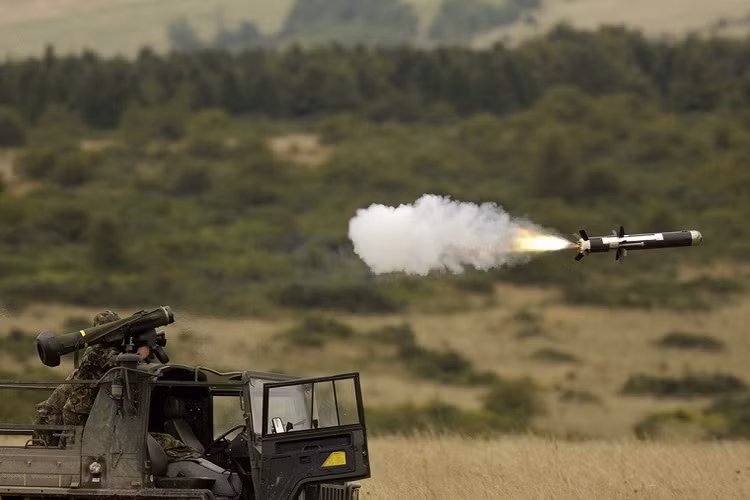 Điểm đặc biệt trong khả năng tấn công của loại tên lửa chống tăng này là nó có quỹ đạo tấn công từ trên xuống – nhắm vào phần nóc – nơi thường bọc giáp mỏng nhất trên xe tăng. Và chỉ một số ít tên lửa chống tăng trên thế giới sở hữu tính năng này. Nguồn ảnh: LiveJournal.