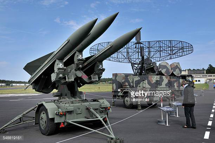 Tuy tầm bắn, độ cao với tới của hệ thống tên lửa Hawk kém nhưng Hawk lại có đầu tự dẫn radar bán chủ động - công nghệ rất mới thời điểm bấy giờ so với thế hệ S-75 và S-125. Nguồn ảnh: Getty Images.