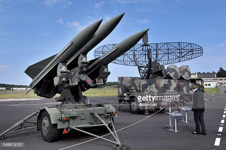 Tuy tầm bắn, độ cao với tới của hệ thống tên lửa Hawk kém nhưng Hawk lại có đầu tự dẫn radar bán chủ động - công nghệ rất mới thời điểm bấy giờ so với thế hệ S-75 và S-125. Nguồn ảnh: Getty Images.